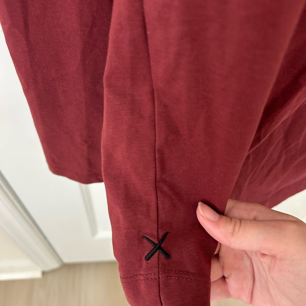 Cuts AO Men's Long Sleeve Curve-Hem In Currant Red - Picture 4 of 4
